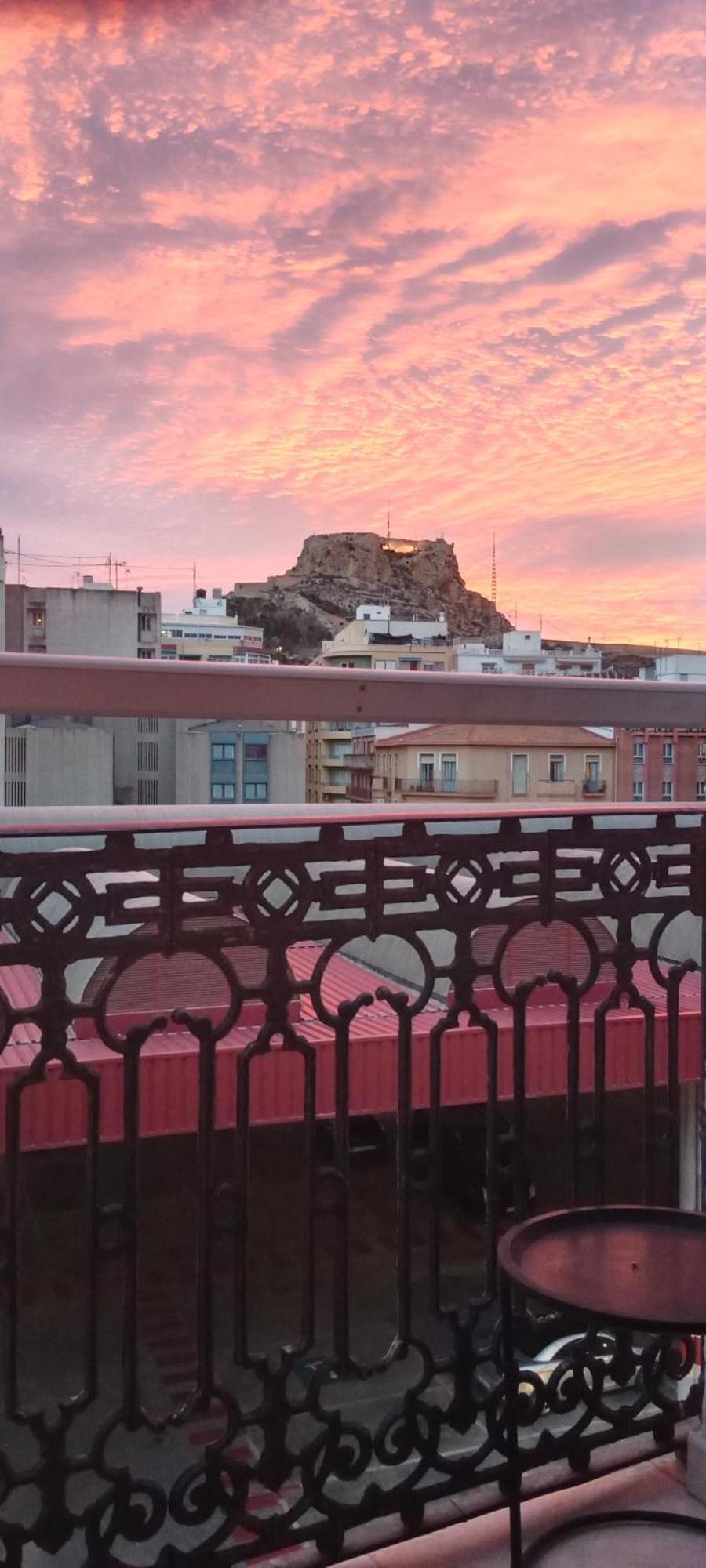 Room With Private Bathroom And Balcony Nearby The Mercado Central, Center And Beach لقنت المظهر الخارجي الصورة