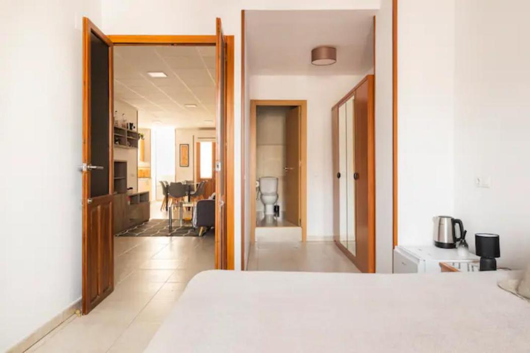 Room With Private Bathroom And Balcony Nearby The Mercado Central, Center And Beach لقنت المظهر الخارجي الصورة