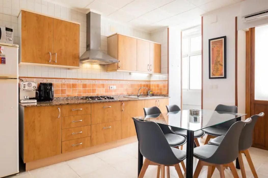 Room With Private Bathroom And Balcony Nearby The Mercado Central, Center And Beach لقنت المظهر الخارجي الصورة