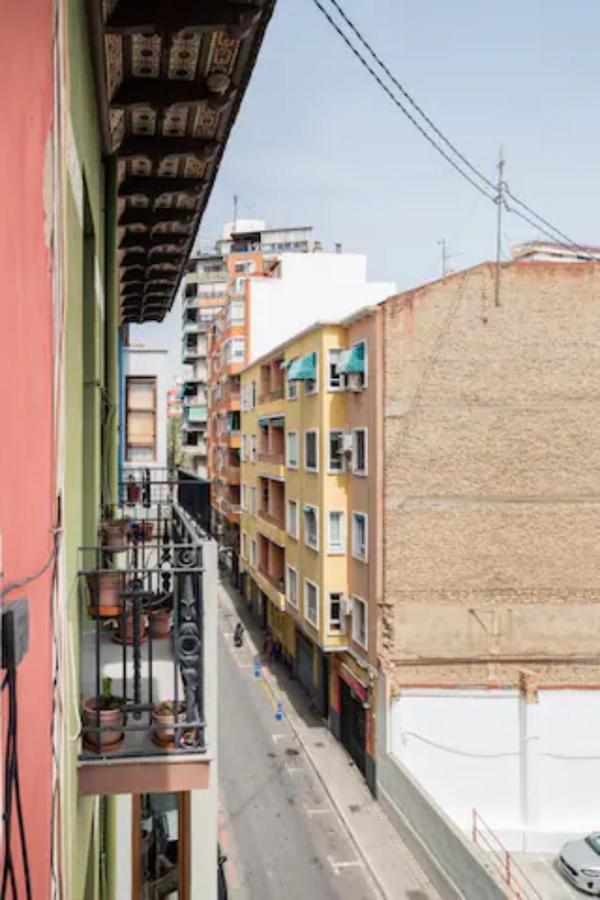 Room With Private Bathroom And Balcony Nearby The Mercado Central, Center And Beach لقنت المظهر الخارجي الصورة