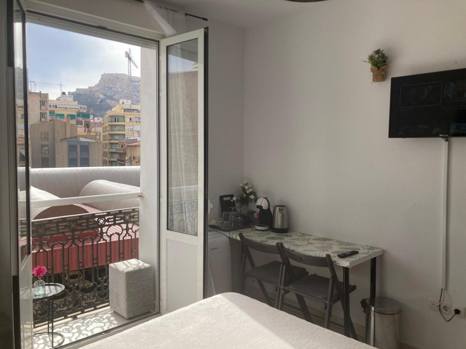 Room With Private Bathroom And Balcony Nearby The Mercado Central, Center And Beach لقنت المظهر الخارجي الصورة