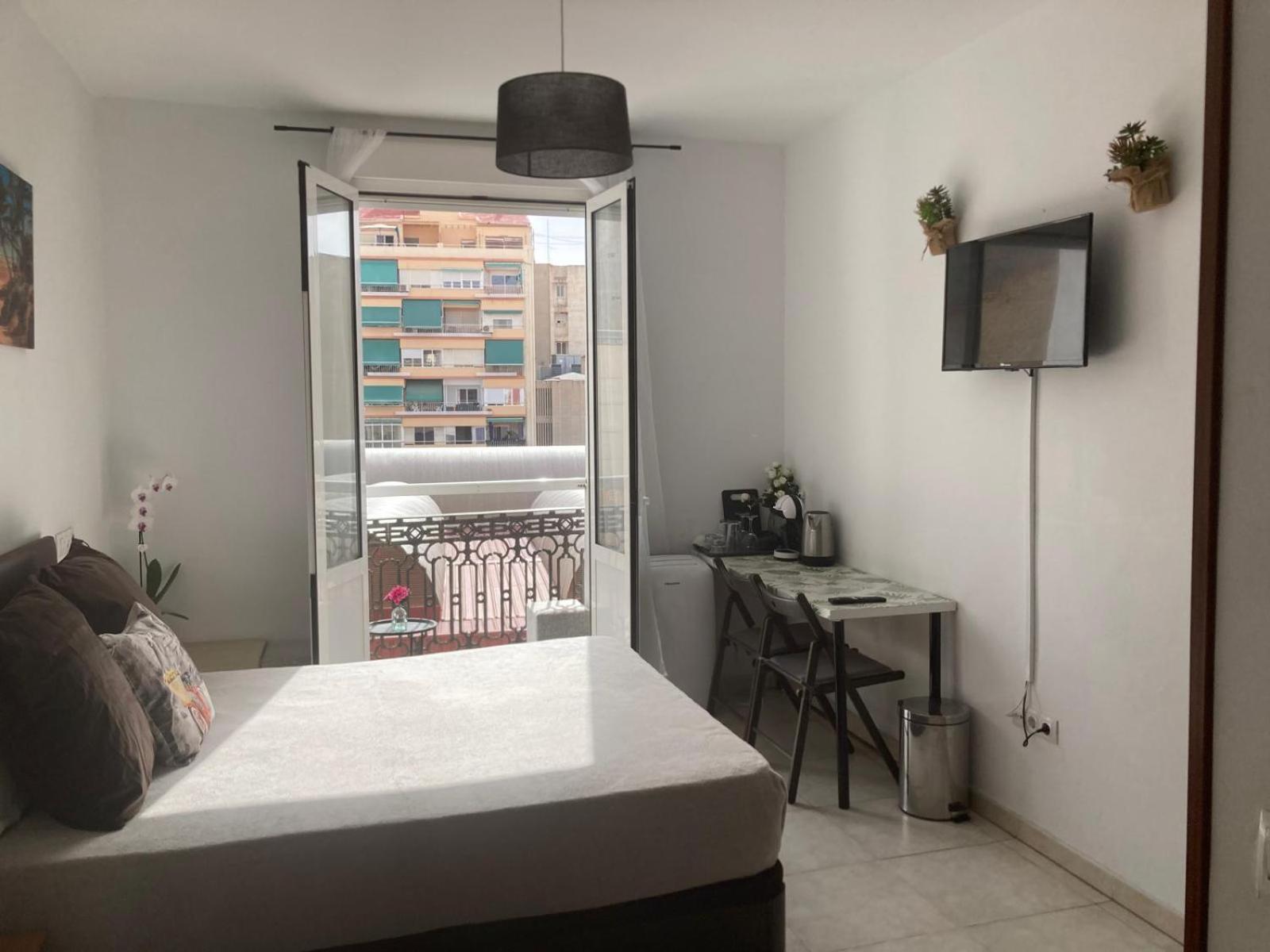 Room With Private Bathroom And Balcony Nearby The Mercado Central, Center And Beach لقنت المظهر الخارجي الصورة