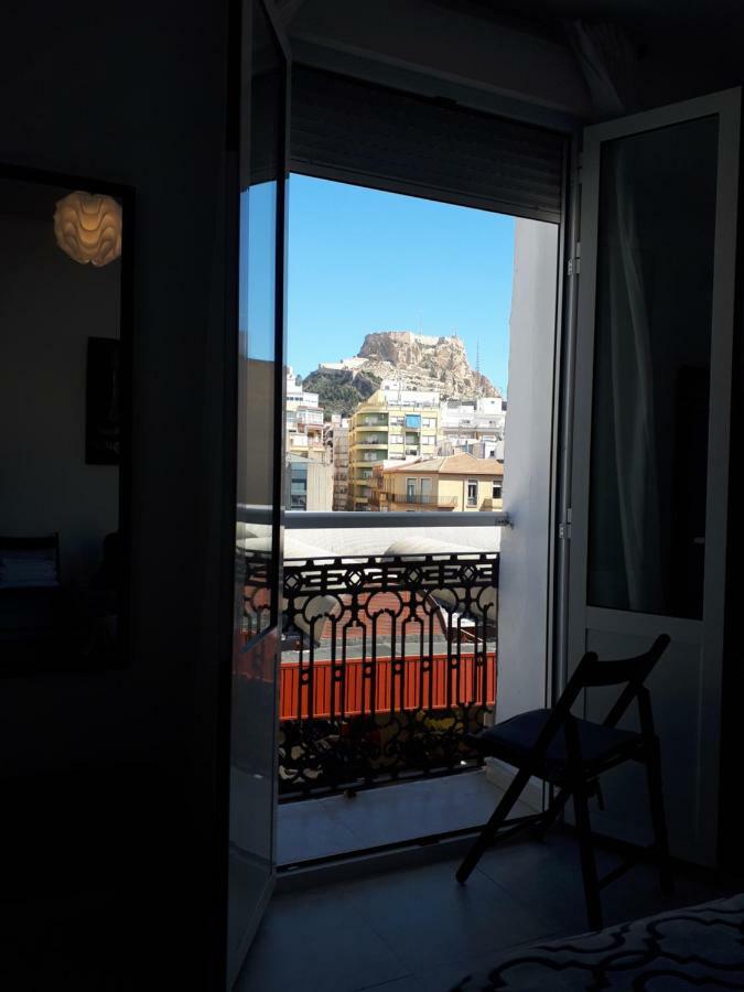 Room With Private Bathroom And Balcony Nearby The Mercado Central, Center And Beach لقنت المظهر الخارجي الصورة